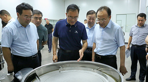 新鄉(xiāng)市市長魏建平蒞臨高服篩機調研指導